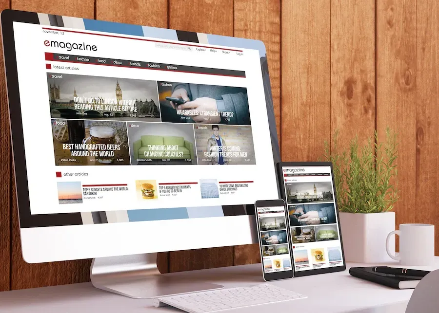 Un écran d'ordinateur est ouvert sur un site Web sur un bureau en bois.