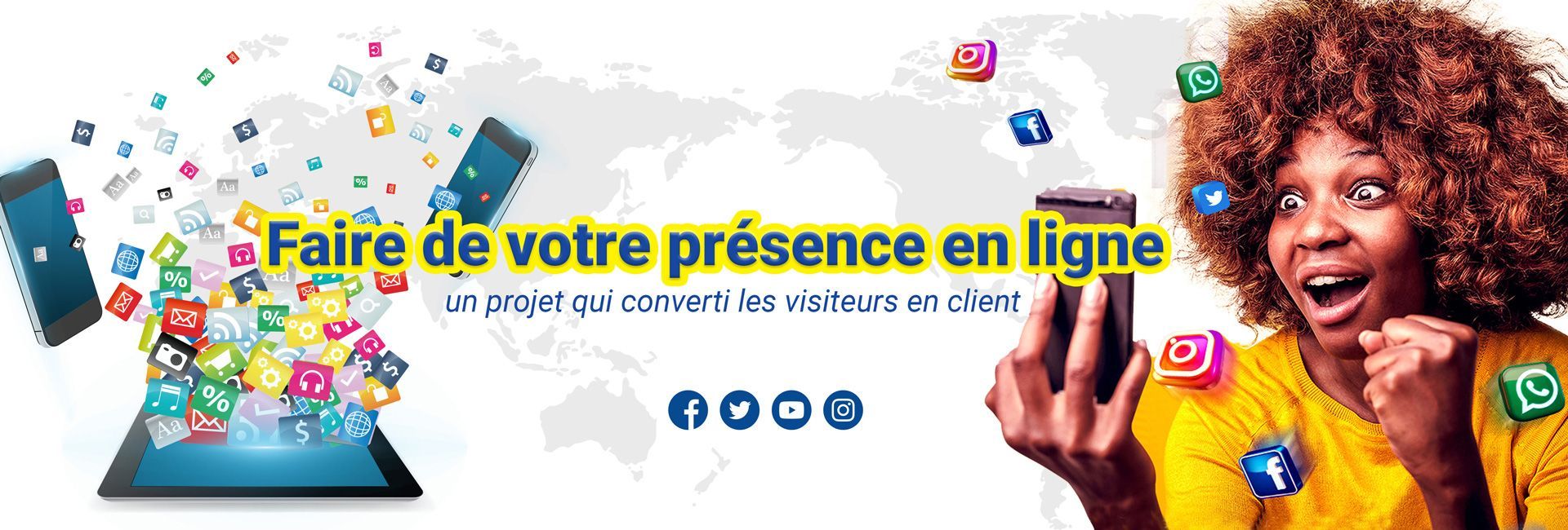Une femme tient un téléphone portable devant une tablette. 