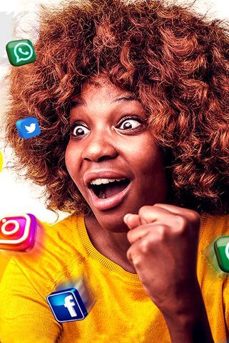 Une femme aux cheveux bouclés est entourée d'icônes des réseaux sociaux.