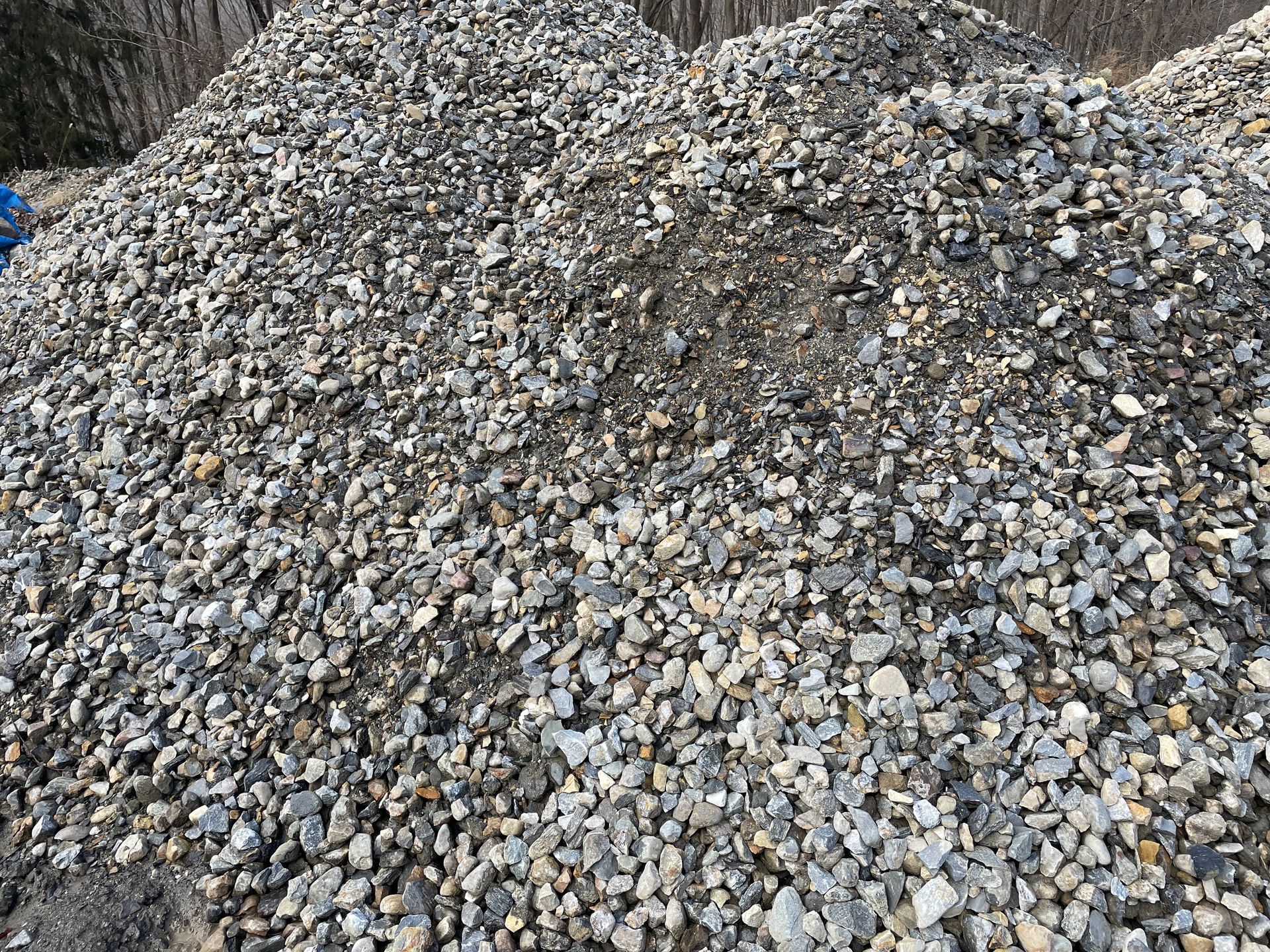 Pile of mixed gray gravel.