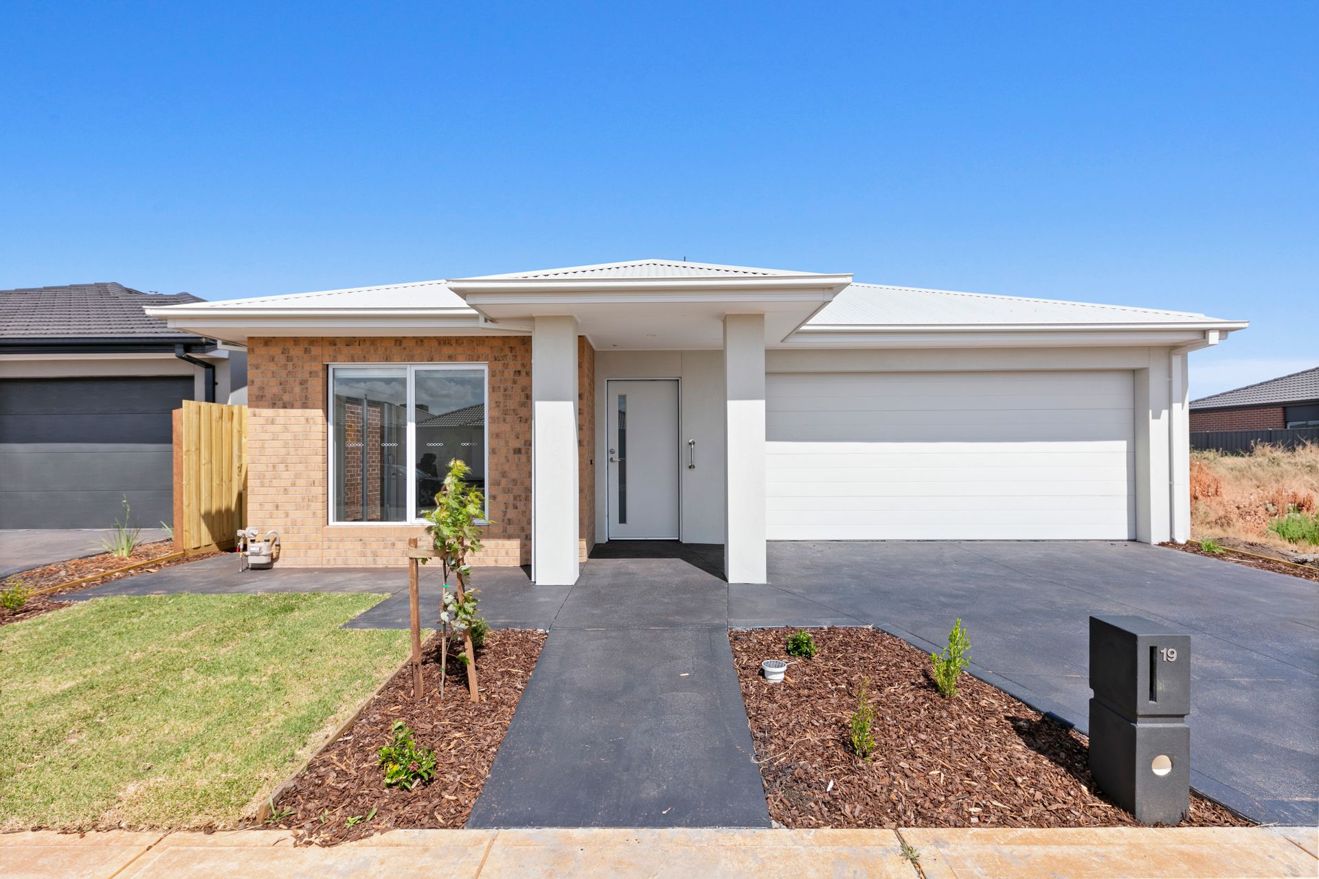 Two Independent Spaces on One Title with OOA | Furnished