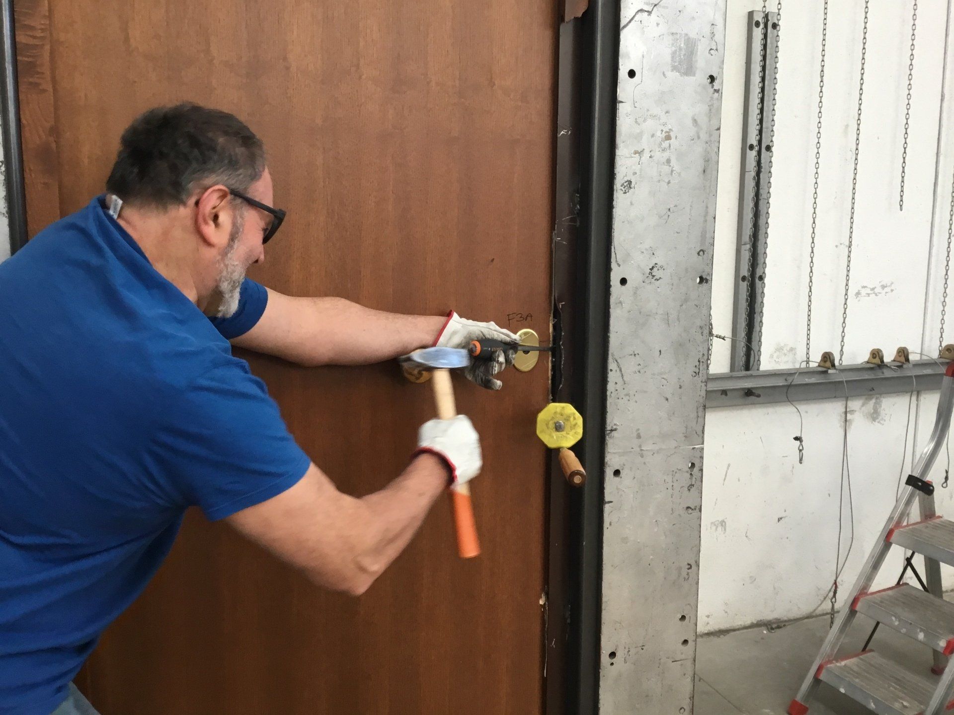 operaio al lavoro su una porta blindata
