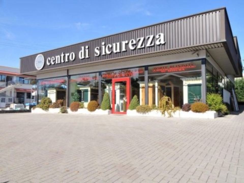 Un edificio con un cartello che dice centro di sicurezza