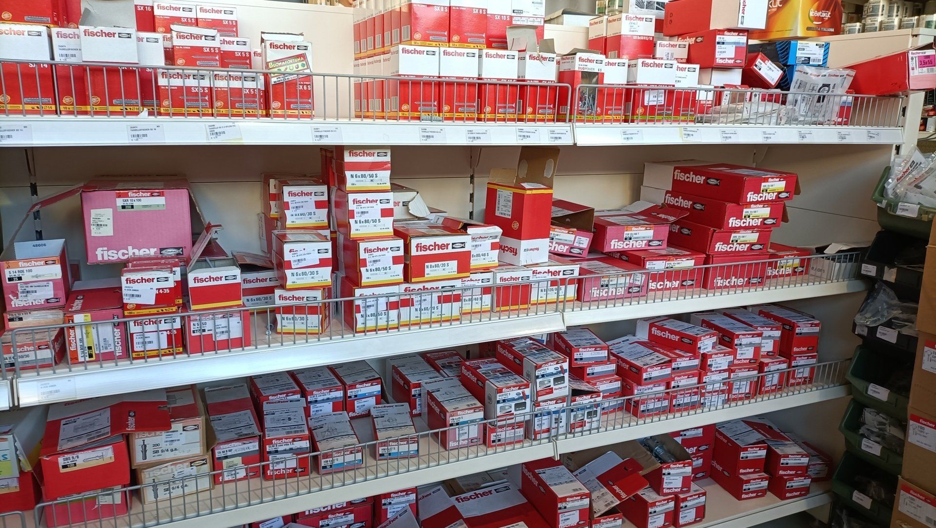 Scaffali pieni di snack in scatola rossi e bianchi in una corsia di un negozio