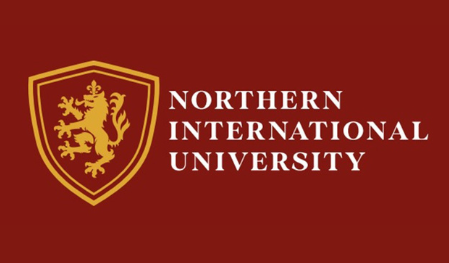 Escudo de la Northern International University con león dorado y texto sobre fondo granate.