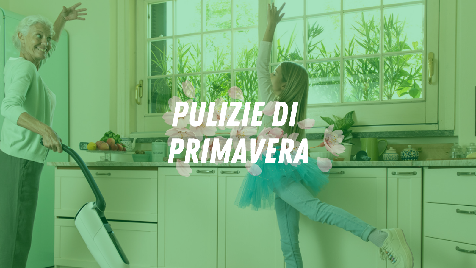 Famiglia che pulisce la cucina per la primavera, con la scritta in grassetto “PULZIE DI PRIMAVERA” sovrapposta.