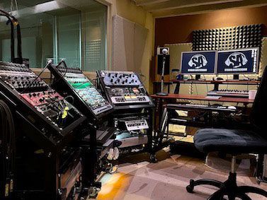 Studio Amsterdam, control room, pre amps, outboard gear, akoestiek, mic pre amps, compressors, equalizers, equalisers