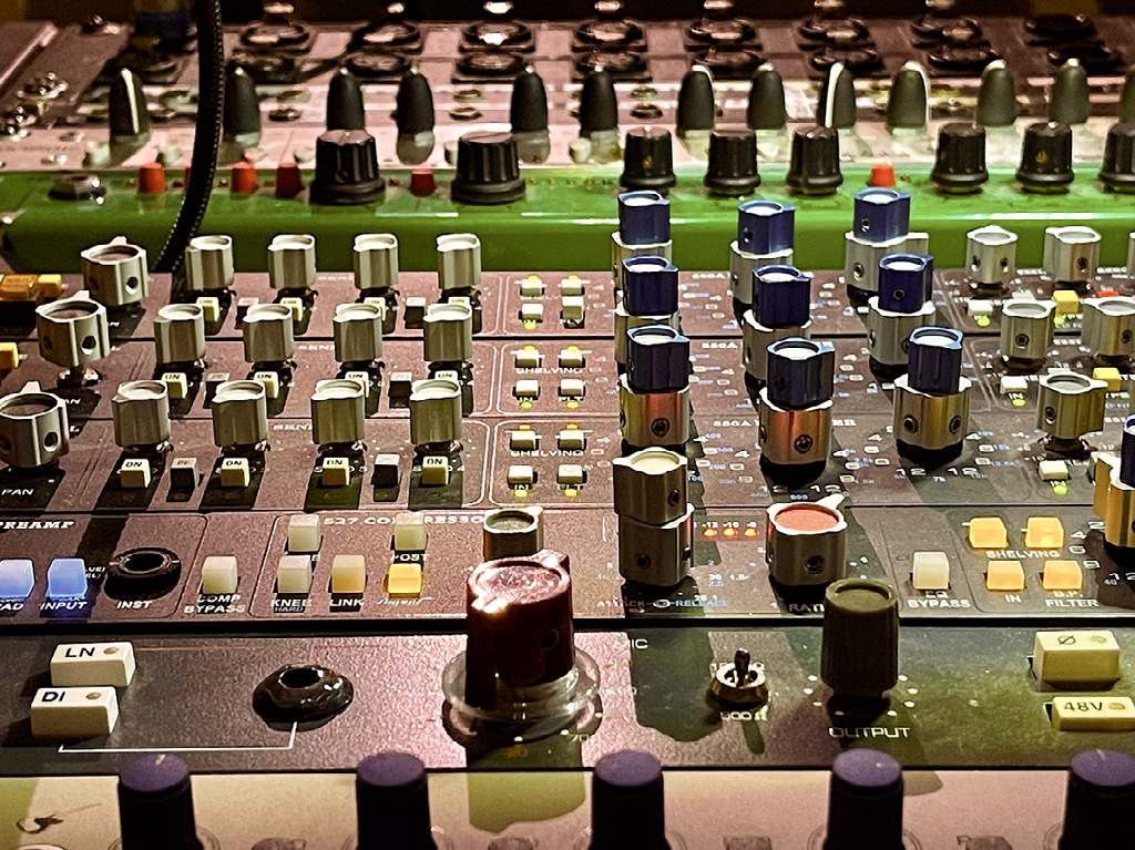 Klik voor ons API, Neve, Manley, gain, equalizer, equaliser, compressor, mic pre amp