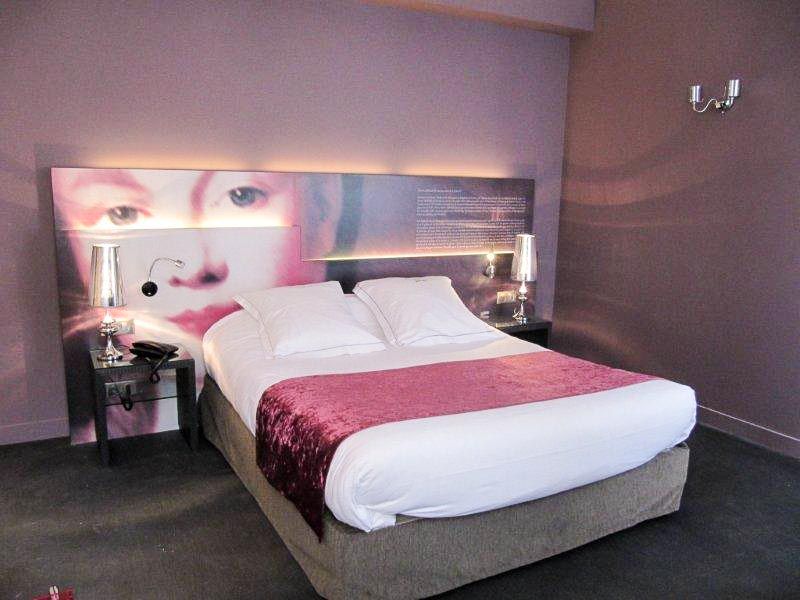 Ein Wohnzimmer mit einer Couch und drei Bildern an der Wand