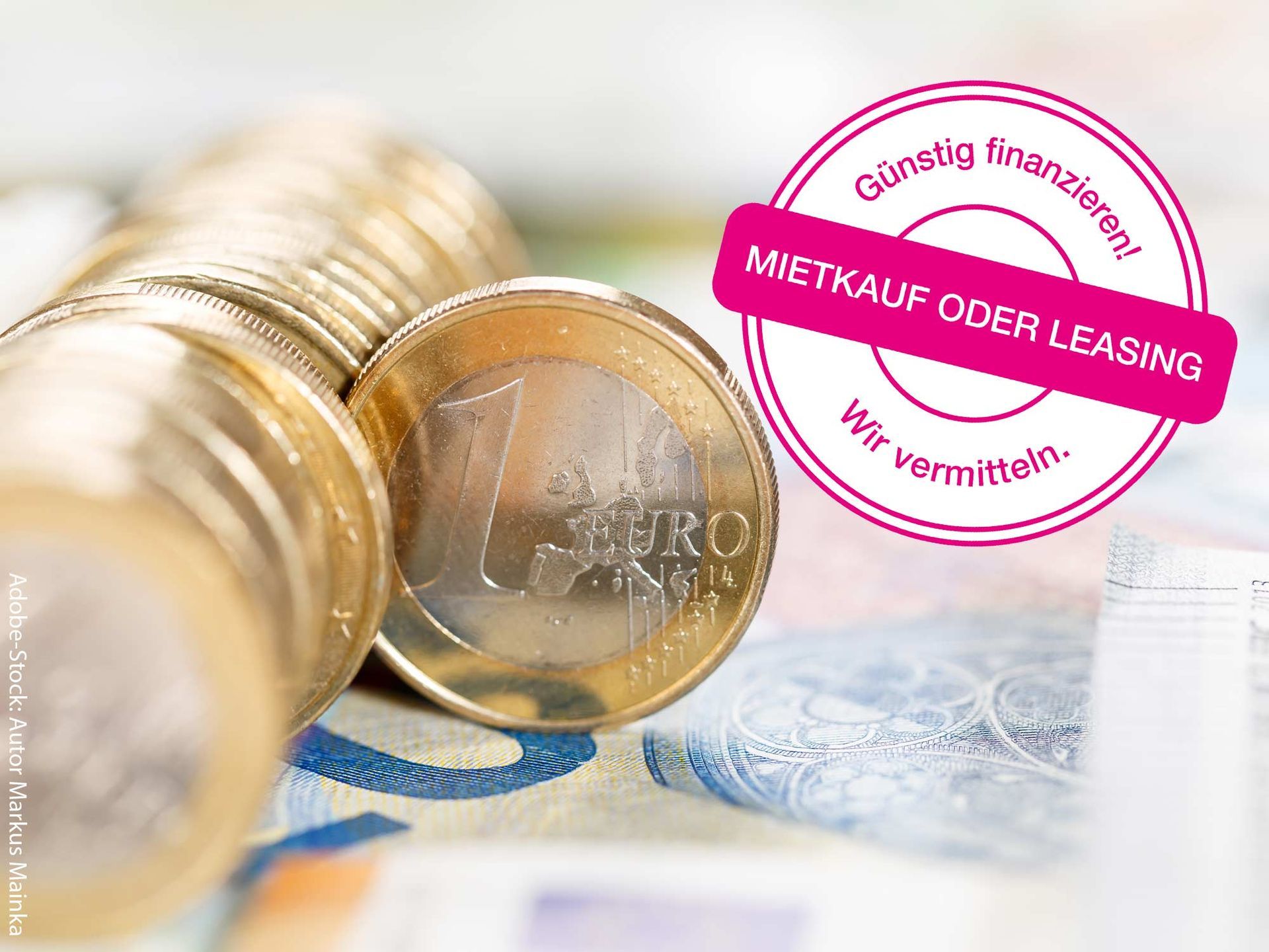 Ein Stapel Münzen mit einem Stempel, der „Mietkauf oder Leasing“ sagt