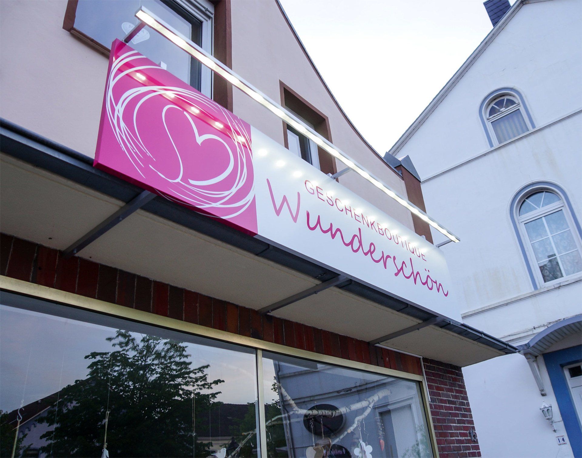 Ein Backsteingebäude mit einem Schild mit der Aufschrift „Barcode Cocktail Cafe“