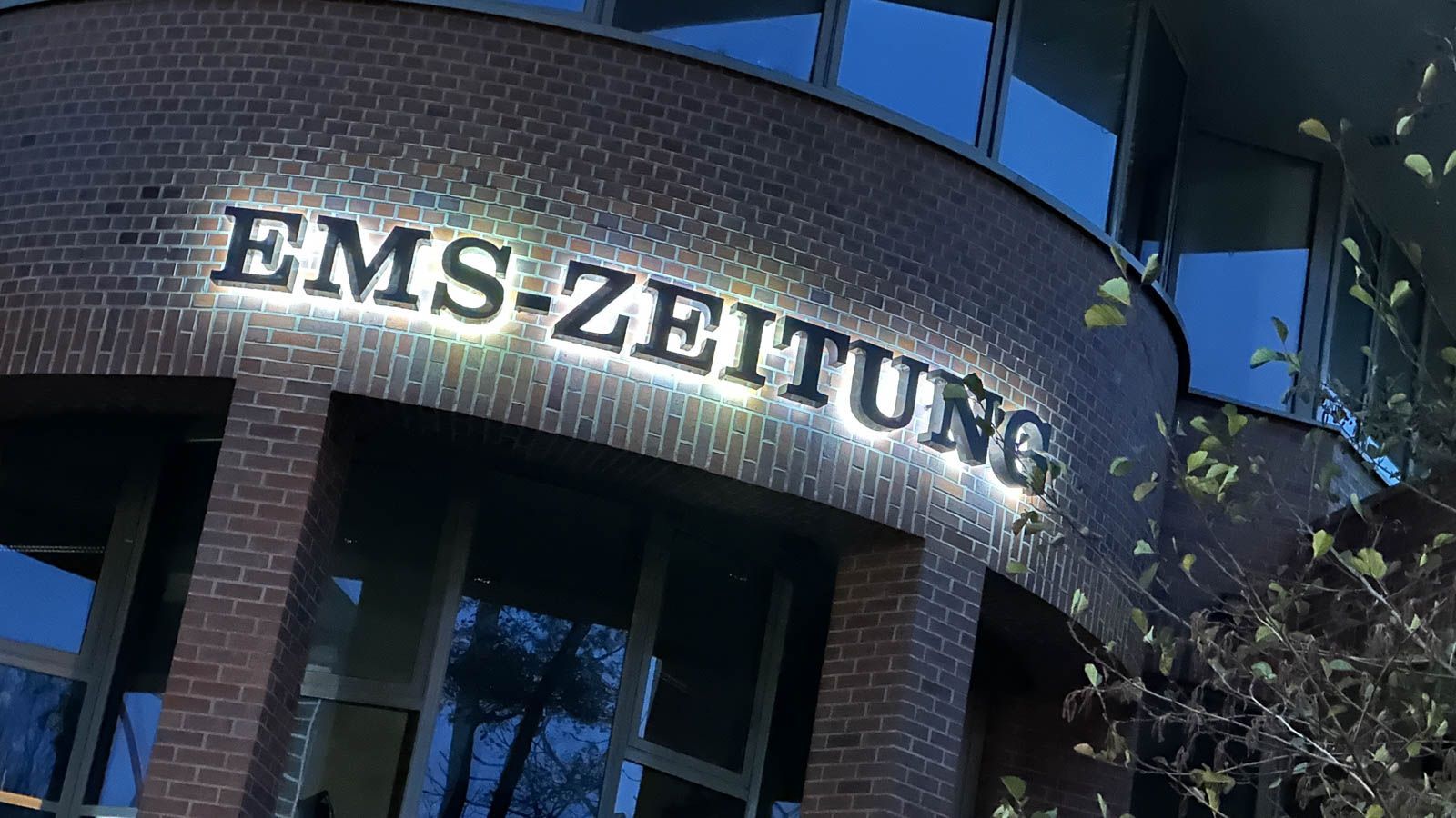 Ein Neonschild für Wolbergs Bar-Lounge leuchtet nachts