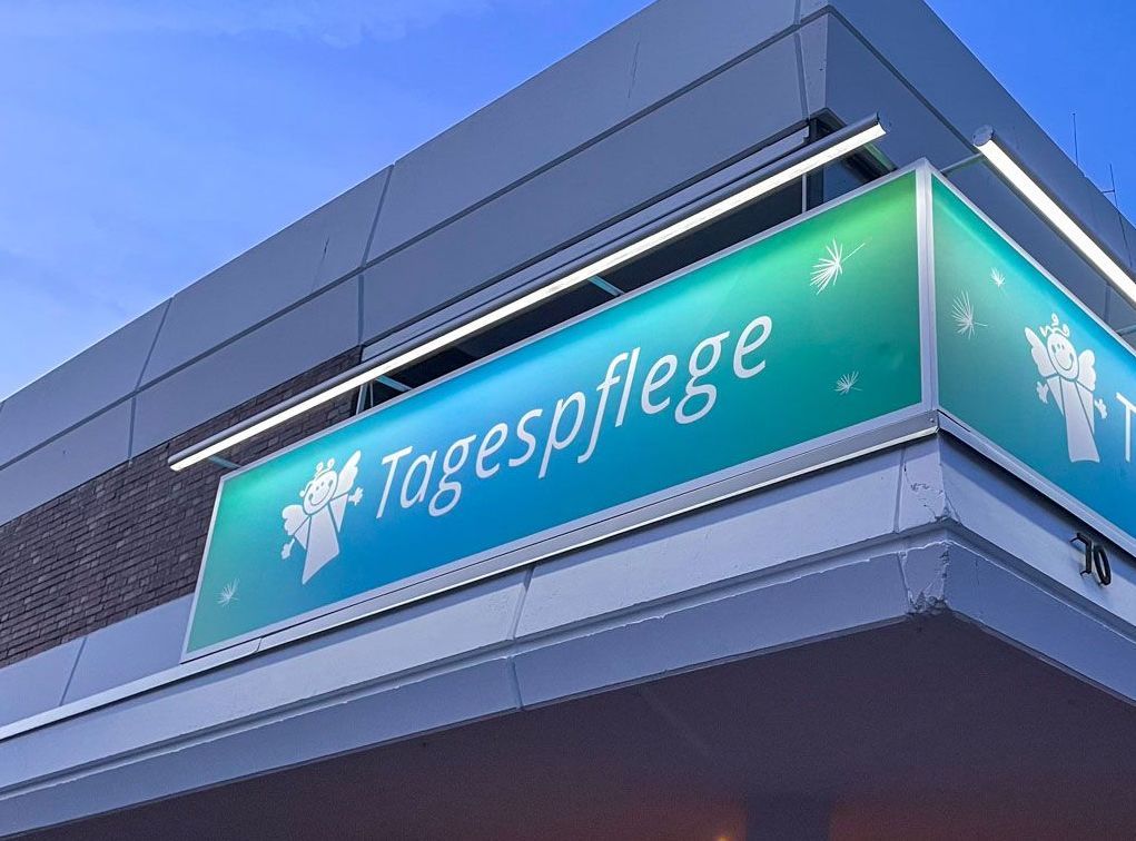 Ein Schild an der Seite eines Gebäudes mit der Aufschrift „Tagespflege“. W.P. highlights