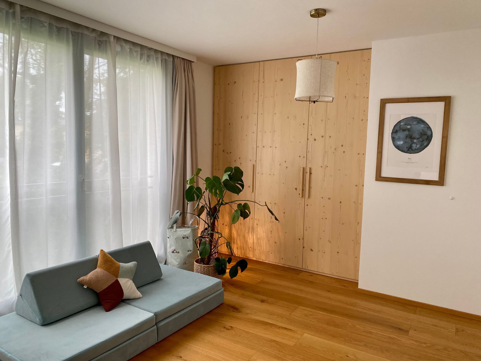 Maßgefertigter Einbauschrank aus Fichte mit nahezu raumhohen Drehtüren in einem Wohnraum in Salzburg