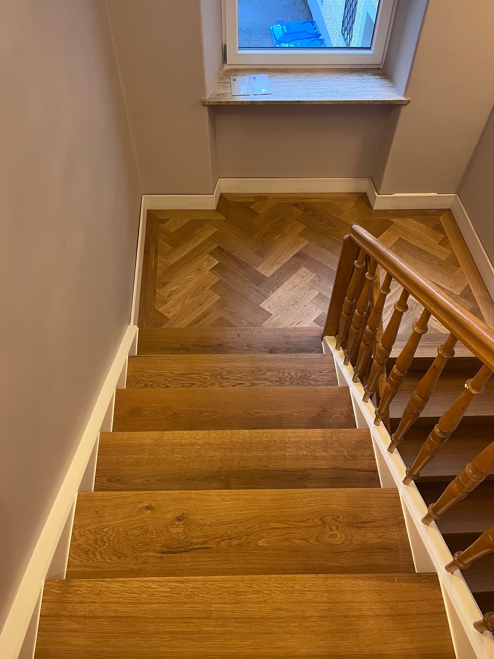 Neue Massivholzstufen aus Eiche – passgenau montiert im Bestand