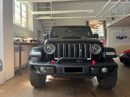 Jeep SUV nera parcheggiata in un garage, vista frontalmente.