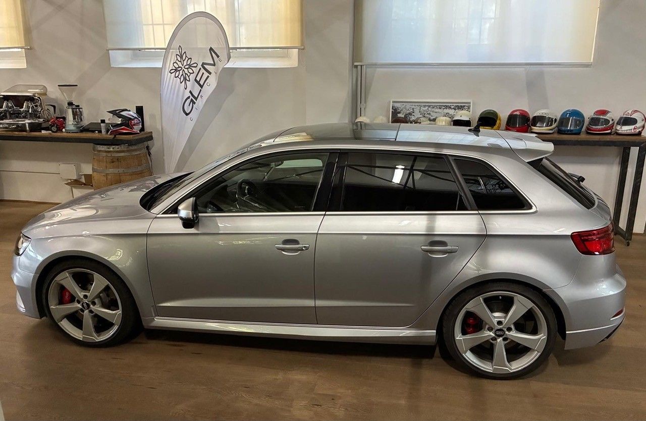 Auto hatchback argento esposta all'interno di uno showroom, vista laterale con finestrini oscurati