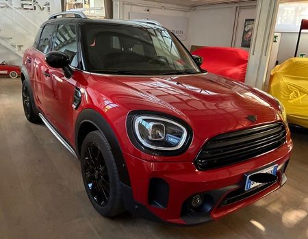 Interni di una Ford Bronco, con volante nero recante il logo Bronco, display sul cruscotto e sedili in pelle.