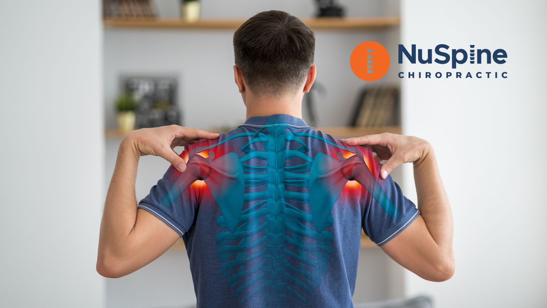 Hombre tocándose los hombros. Dolor indicado en azul y rojo. Logotipo de NuSpine Chiropractic visible.