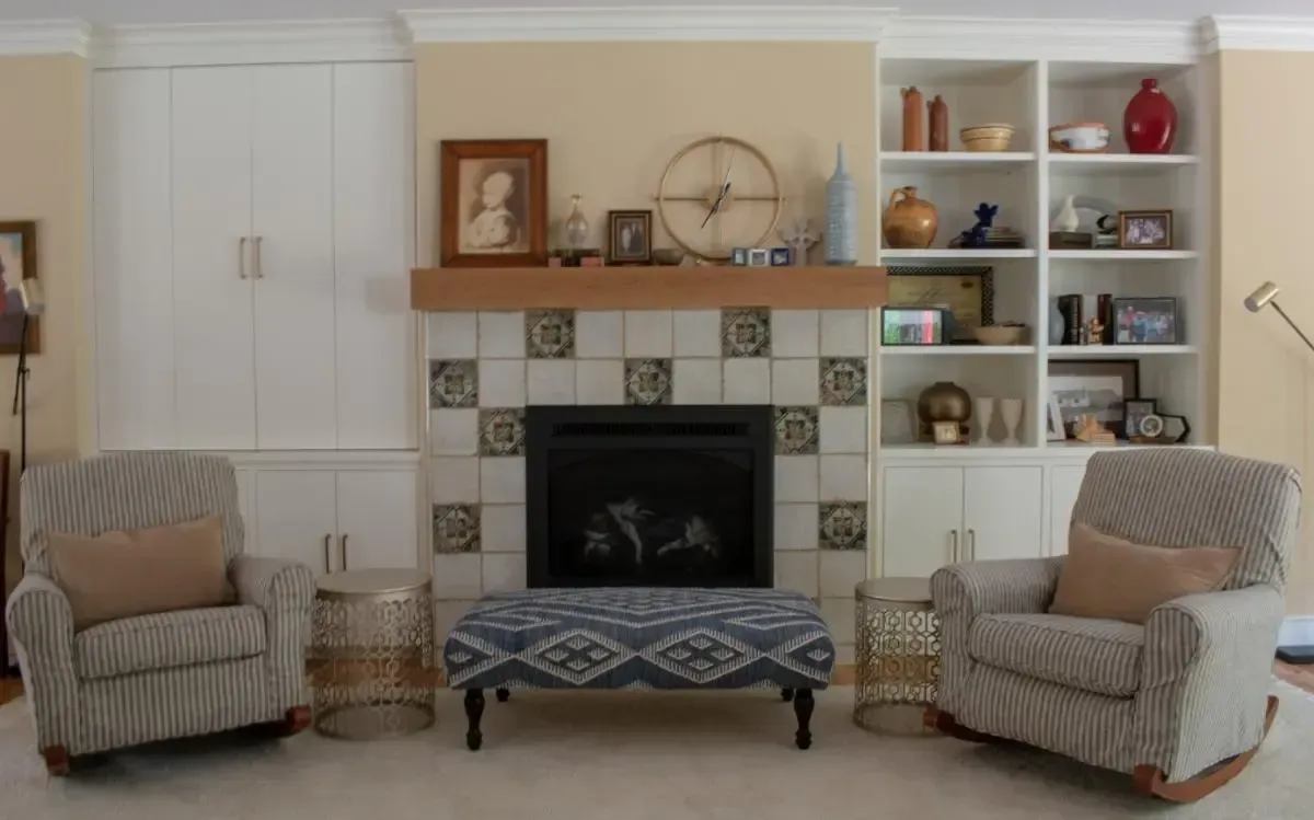A living room with two rocking chairs and a fireplace