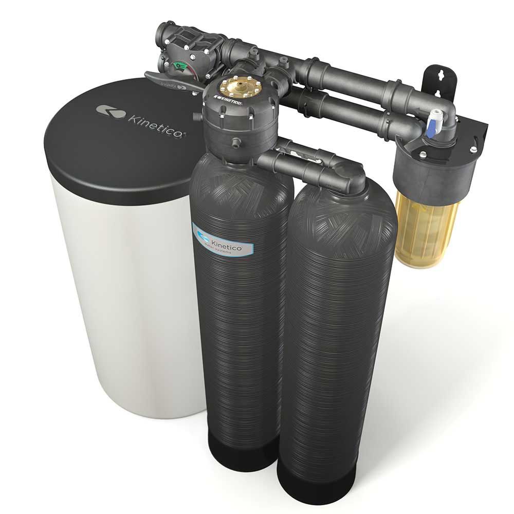 Système de filtration d'eau avec réservoirs noirs, réservoir blanc et tuyauterie noire.