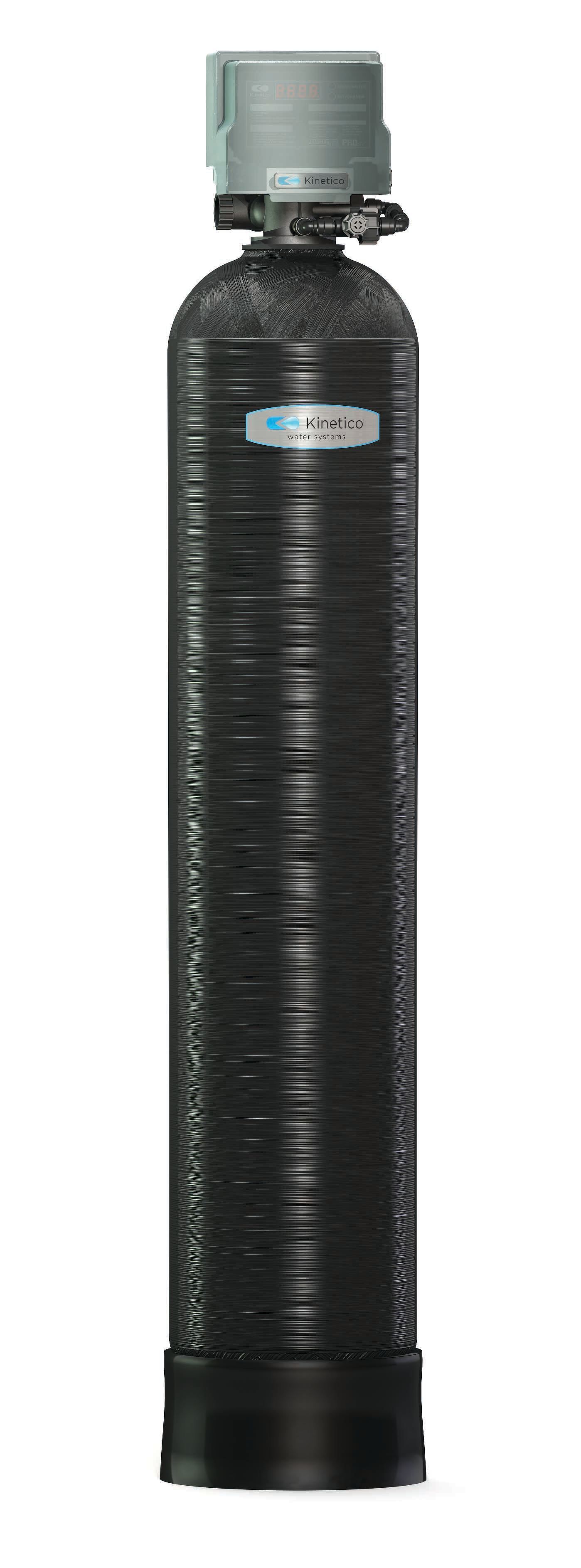 Un adoucisseur d'eau noir et de grande taille, avec une vanne de contrôle grise sur le dessus.
