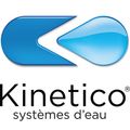 Logo Kinetico bleu : goutte d'eau stylisée et inscription « Kinetico systèmes d'eau ».