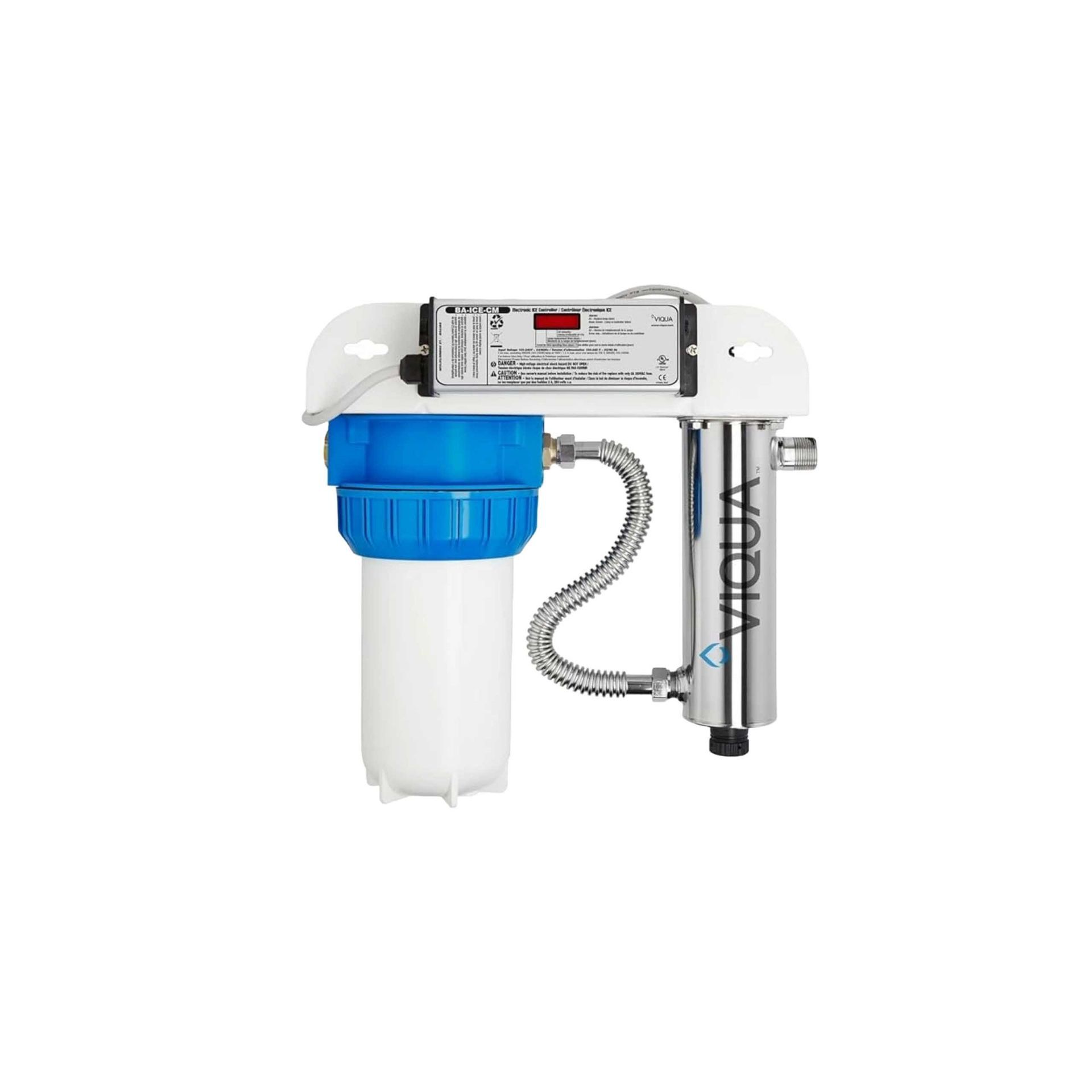 Système de filtration d'eau avec composants bleus, blancs et argentés montés sur un support blanc.