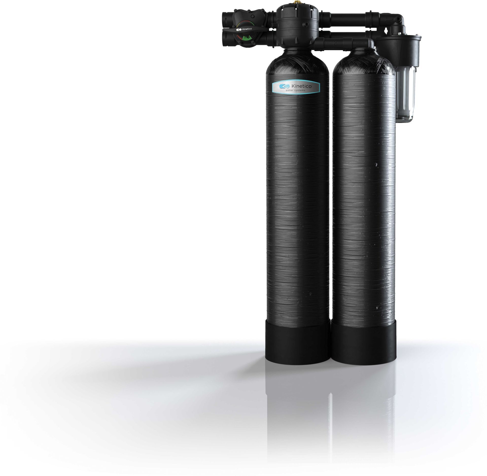 Système de filtration d'eau avec deux réservoirs cylindriques noirs et unité de contrôle intégrée.