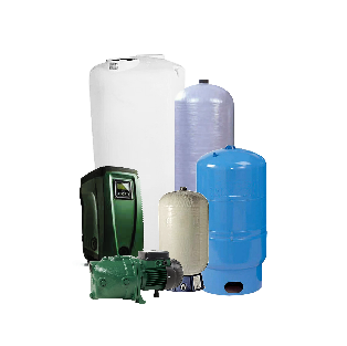 Ensemble de réservoirs d'eau et d'une pompe ; de tailles et de couleurs variées.