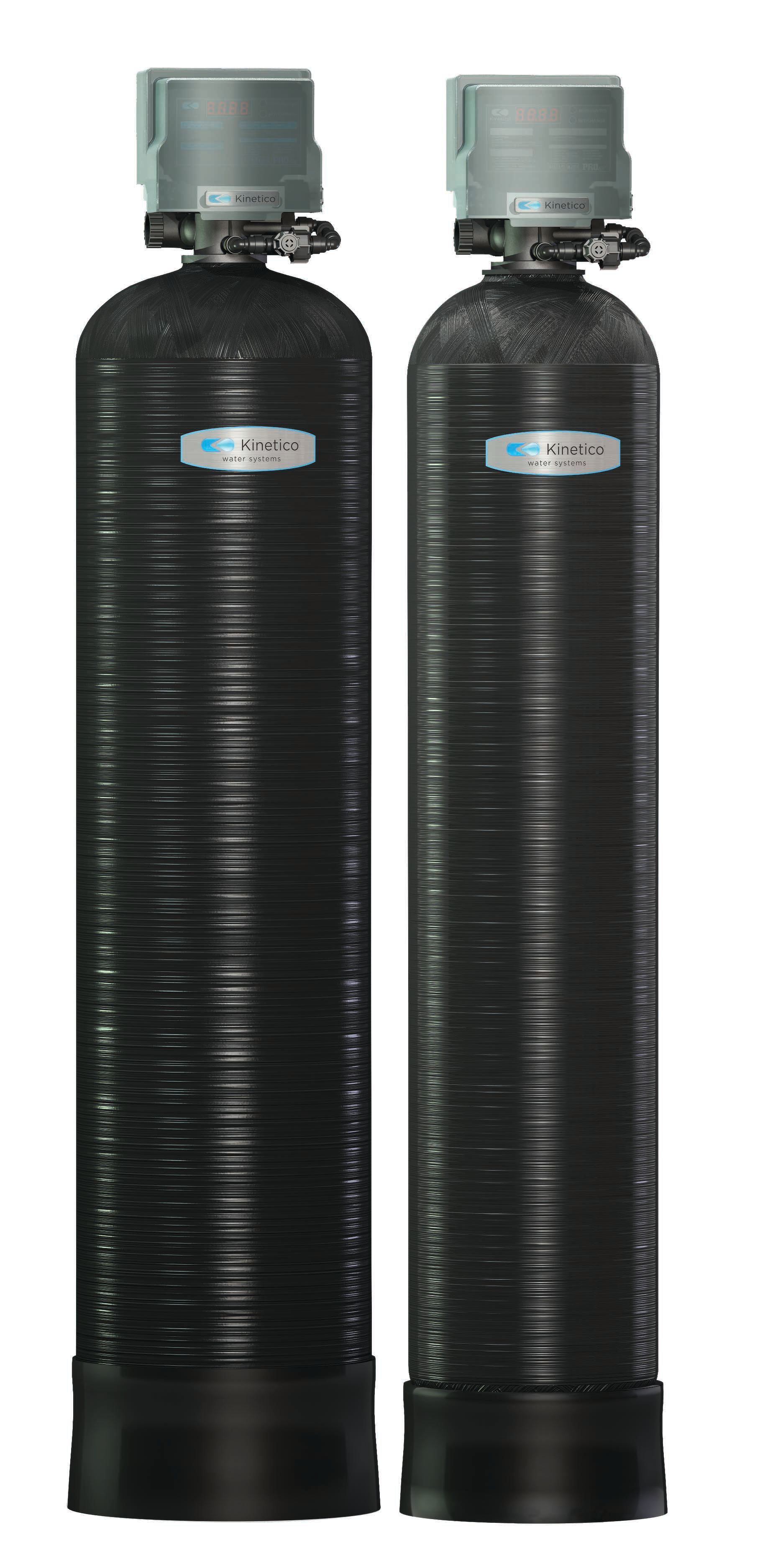 Deux systèmes de filtration d'eau cylindriques noirs.