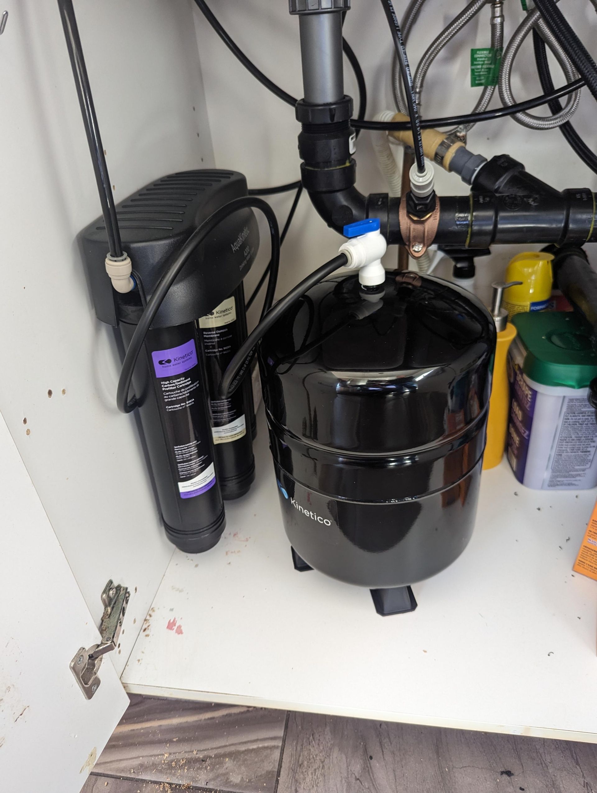 Système de filtration d'eau sous évier. Réservoir noir et filtres avec différents raccords de plomberie.