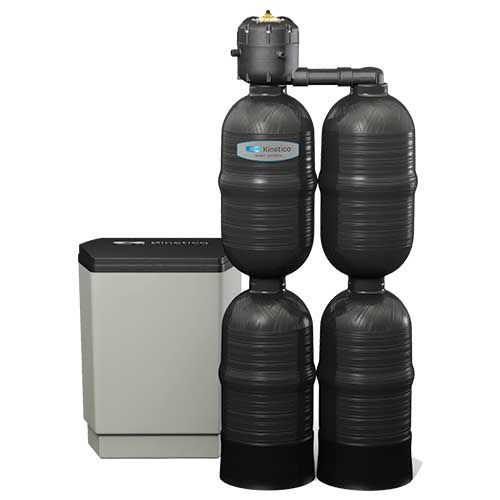 Système d'adoucissement d'eau avec deux réservoirs d'eaux noires et un réservoir de stockage de sel.