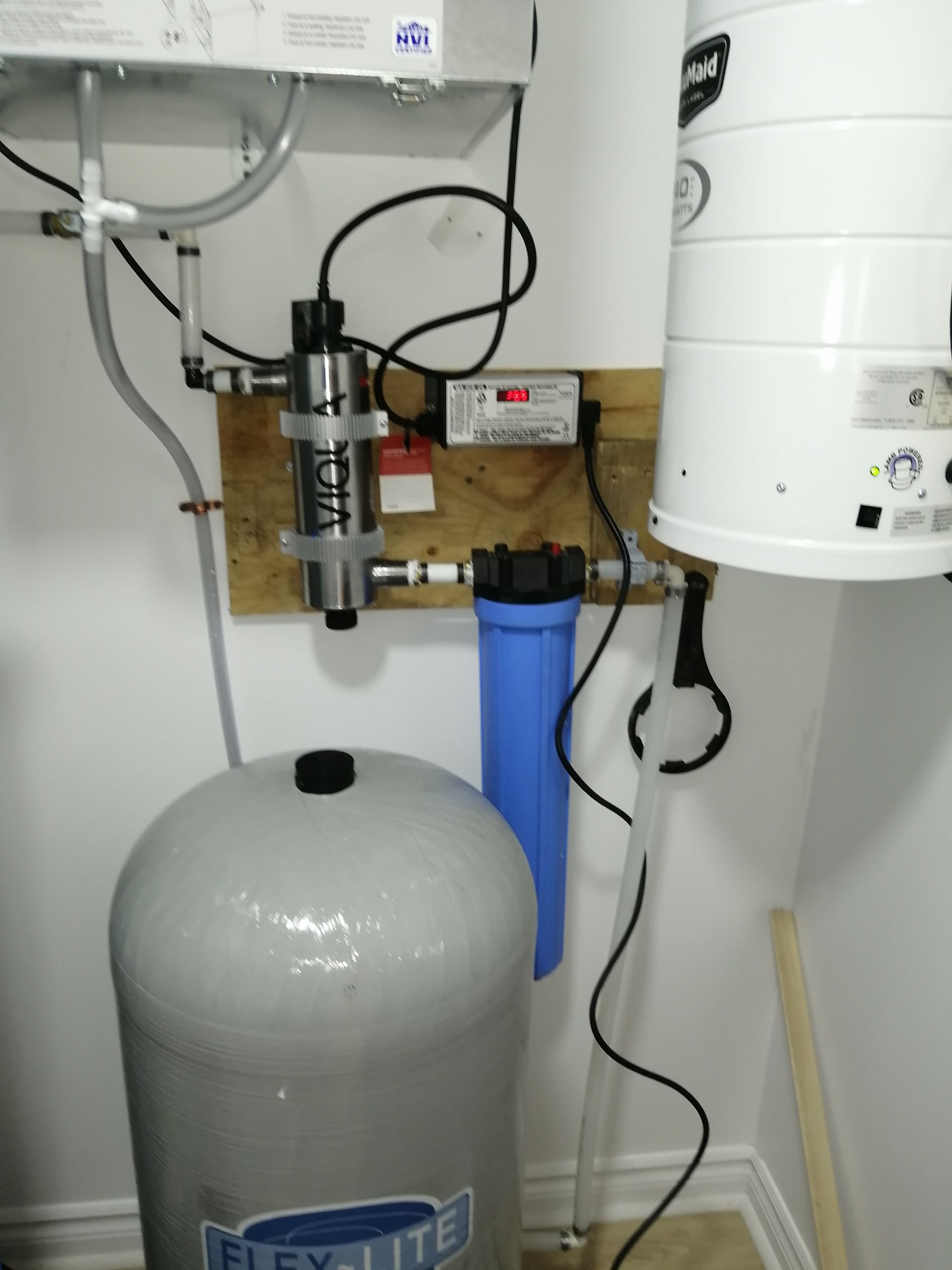 Système de filtration et d'adoucissement de l'eau dans une buanderie ; comprend un réservoir, un filtre et des composants électroniques.
