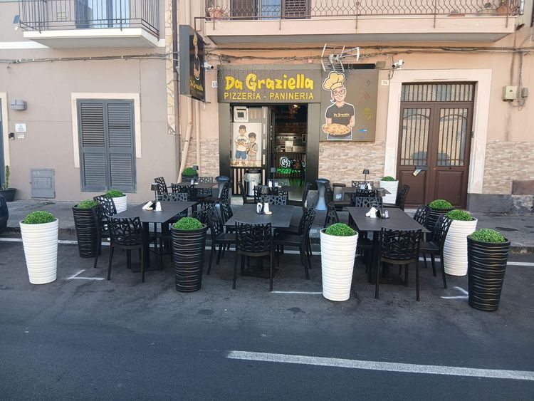Ingresso e tavolo apparecchiato della pizzeria