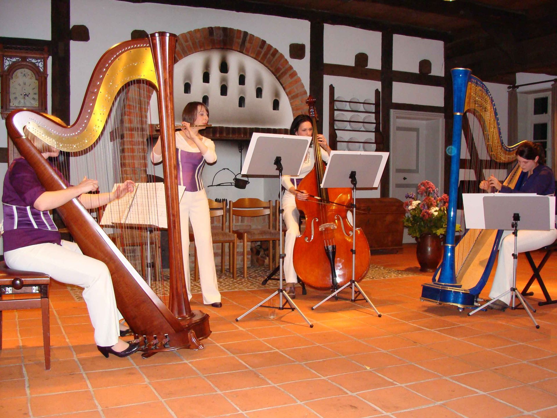 amabilées mit Querflöte, zwei Harfen und Kontrabass im Museumshof Winsen/Aller