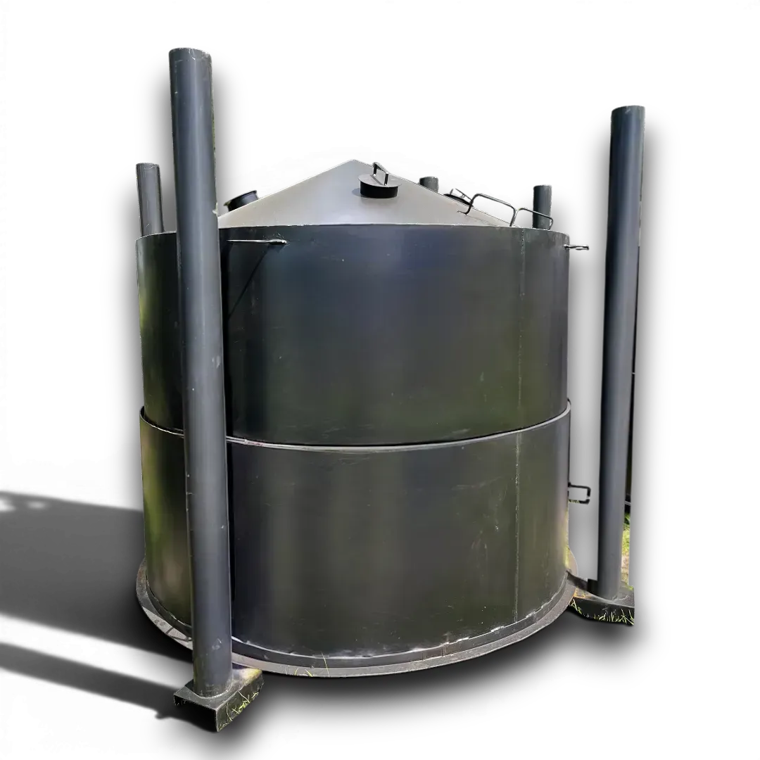 Tanque industrial de metal con cuerpo cilíndrico oscuro y postes de soporte verticales sobre un fondo blanco.
