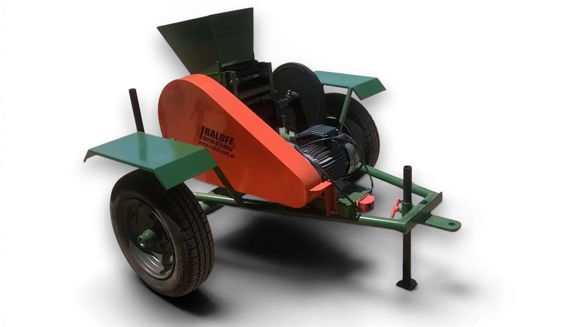 Máquina utilitaria compacta de color verde y naranja sobre un remolque con ruedas y patas de apoyo.