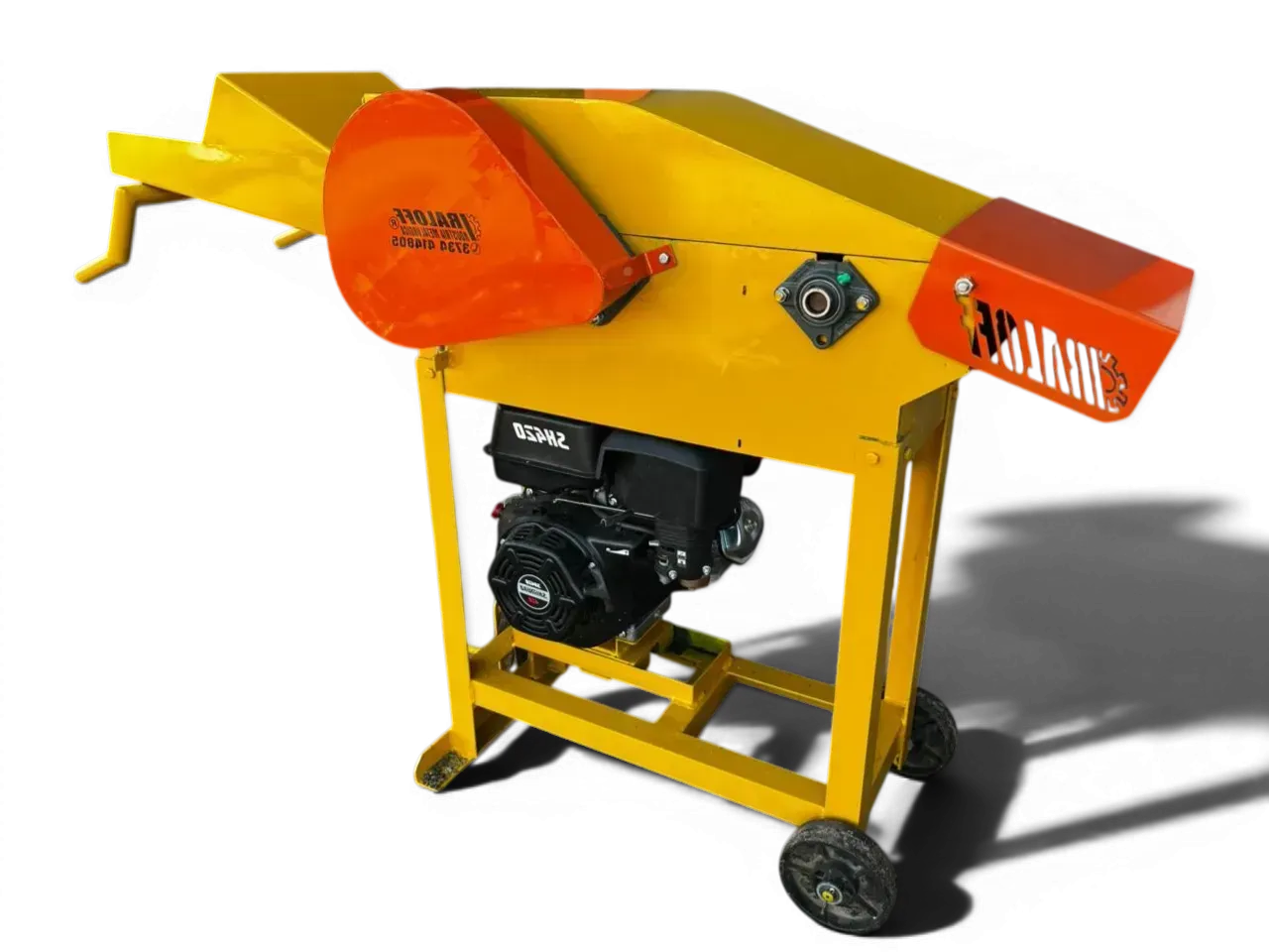 Máquina industrial amarilla con motor negro y protecciones naranjas sobre un bastidor con ruedas.