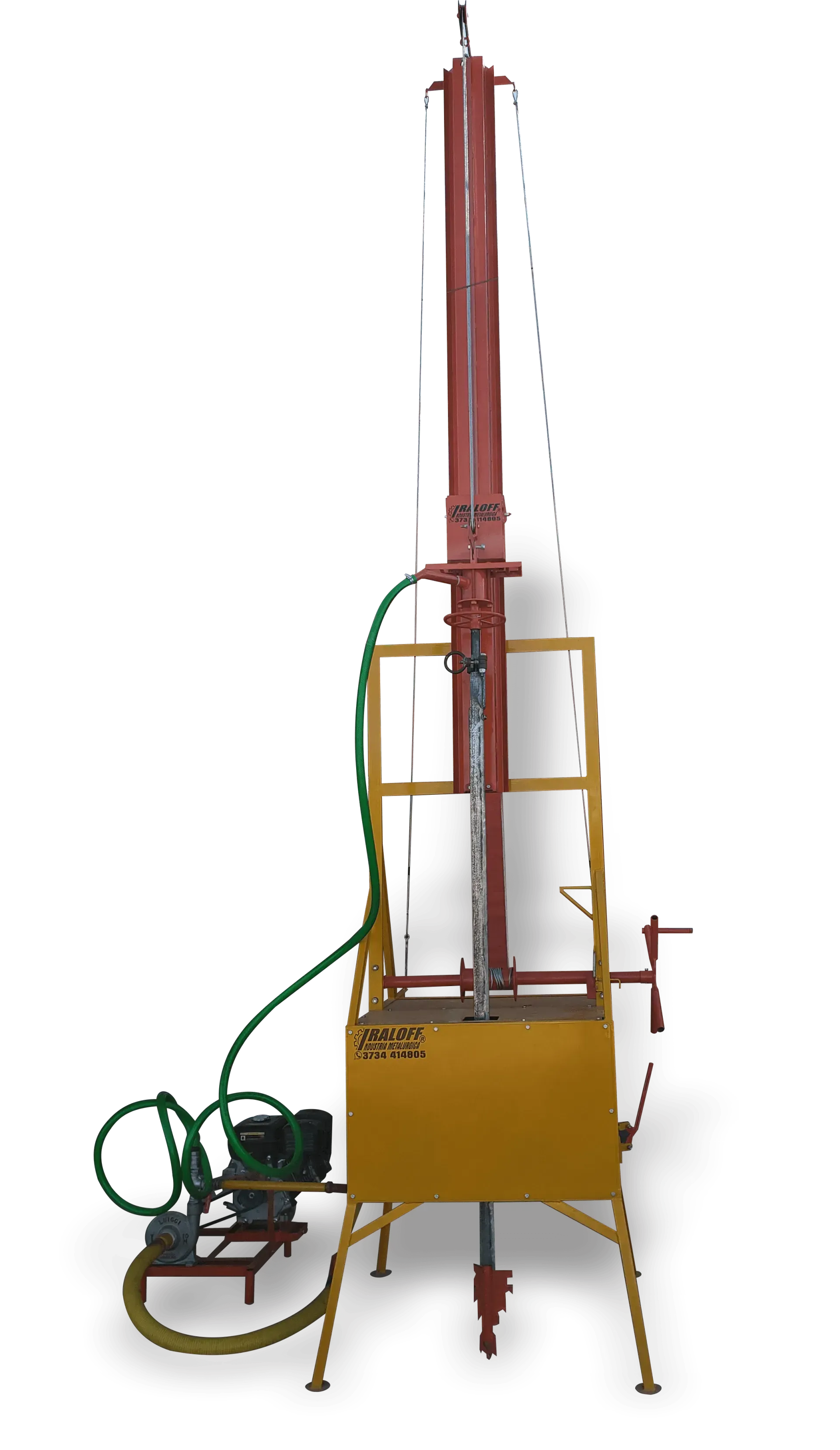 Máquina perforadora roja alta con estructura amarilla y manguera verde sobre un fondo blanco.