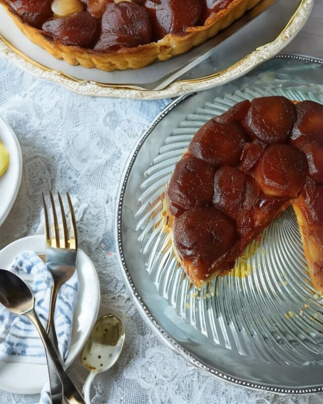 Una torta con una fetta staccata su un piatto