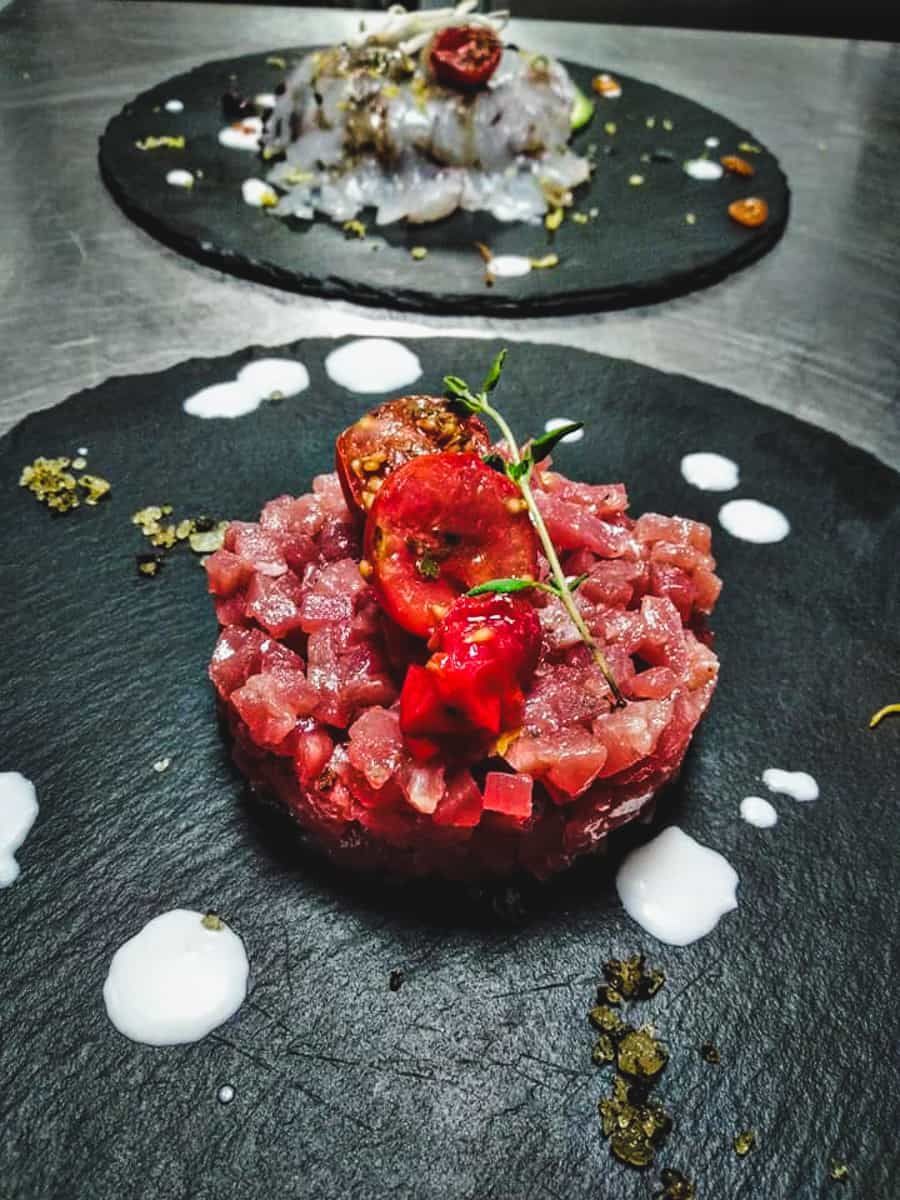 Seared tuna slices