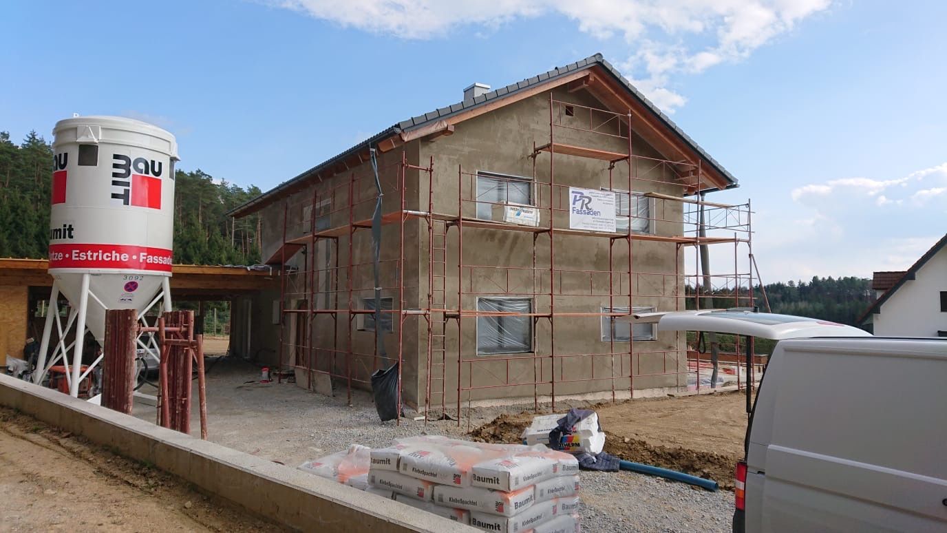 Ein Haus wird mit Gerüst gebaut 