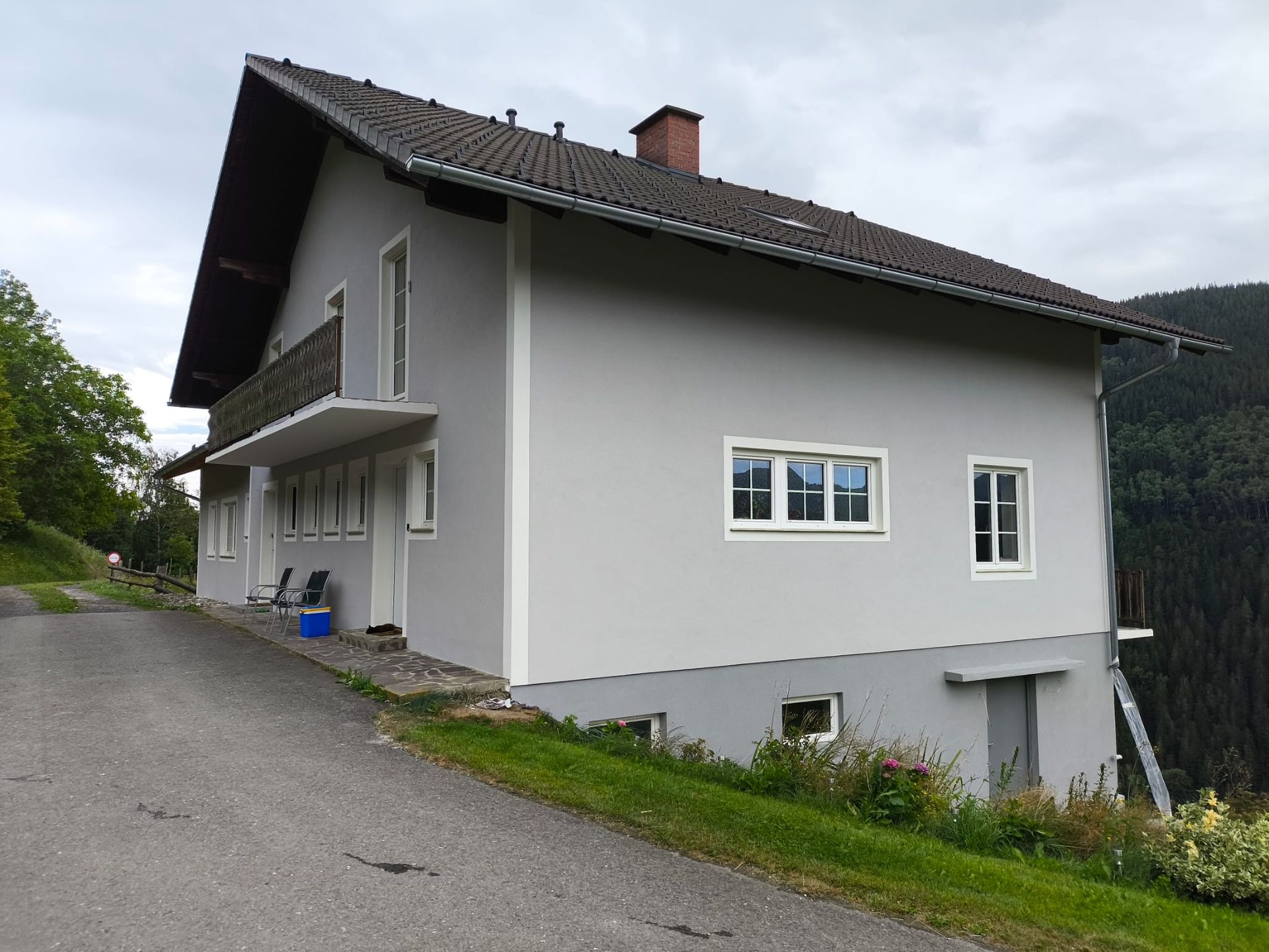 Ein großes weißes Haus mit einem Balkon an der Seite