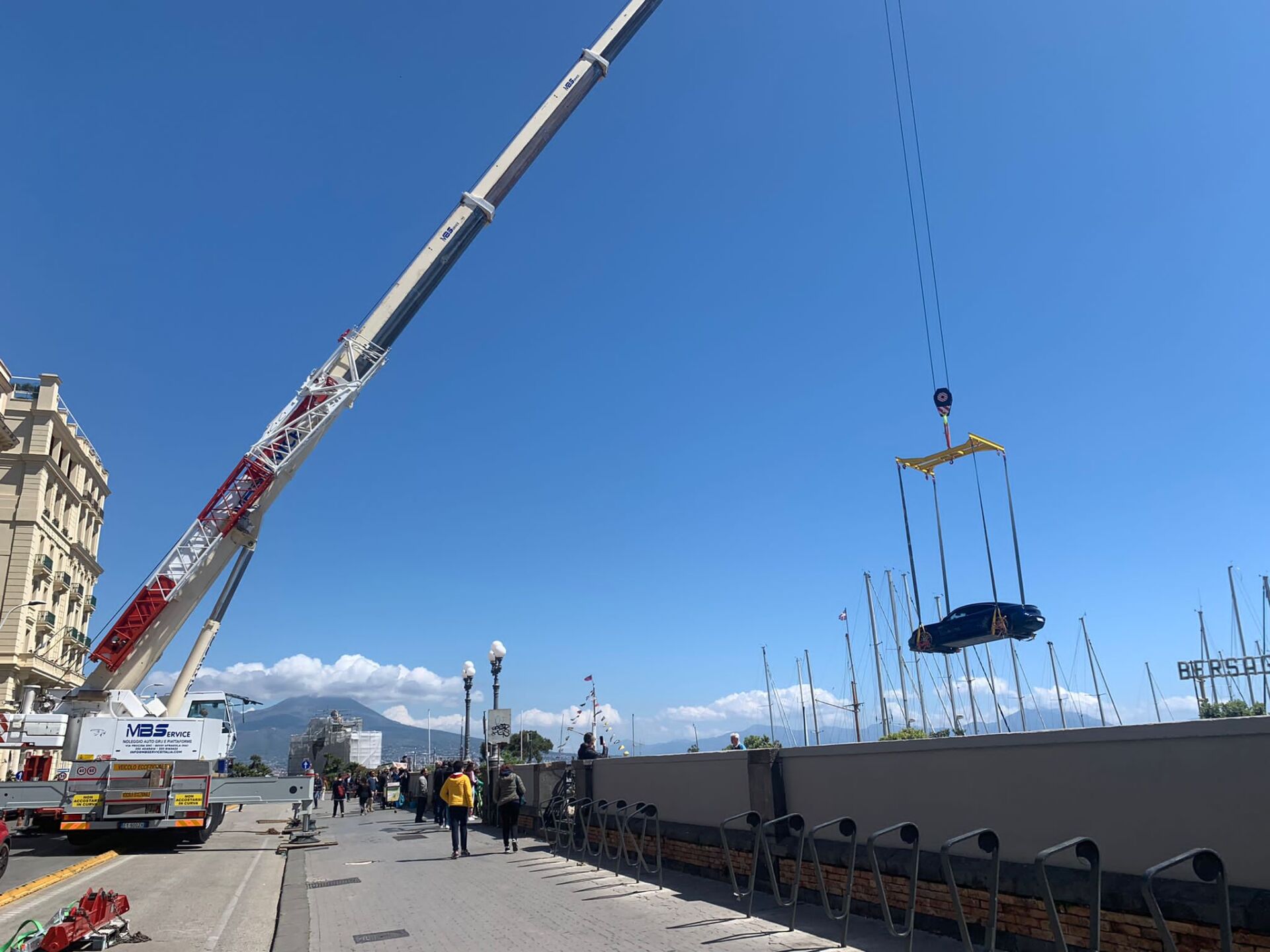 Una Porsche elettrica sul lungomare a Napoli, è un'iniziativa del Reale Yacht Club Canottieri Savoia