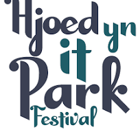 Logo voor het Hjoed yn 't Park Festival, donkerblauwe en turquoise tekst op een witte achtergrond.