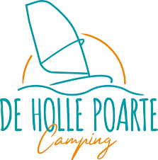 Logo voor De Holle Poarte Camping met een windsurfer op het water, in de kleuren turquoise en oranje.