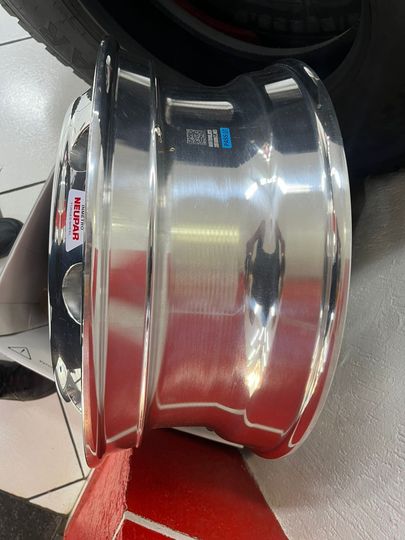 Primer plano de una cubierta de motor VTEC negra en el compartimento del motor de un automóvil.