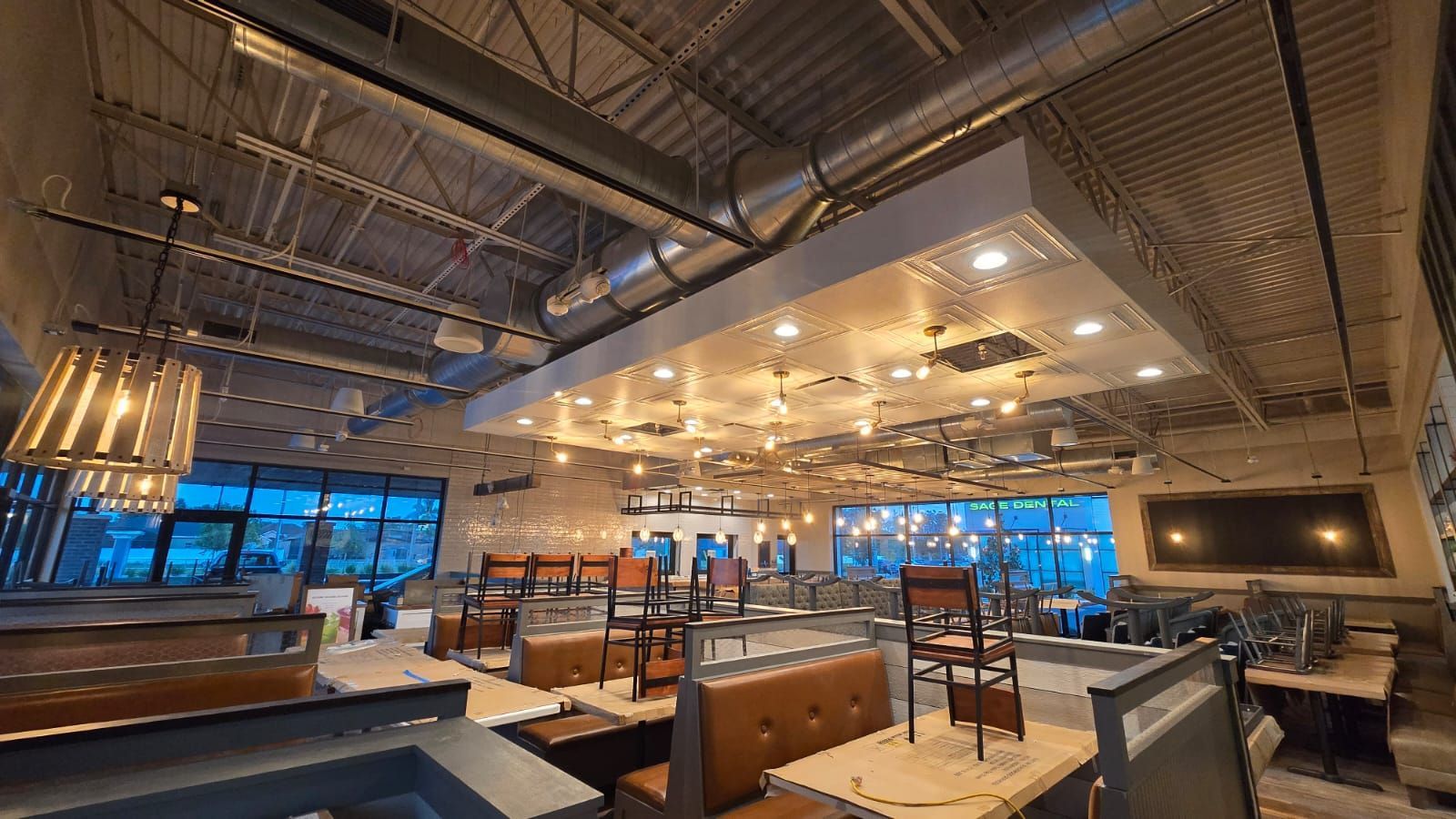 The inside of a restaurant with tables and chairs.