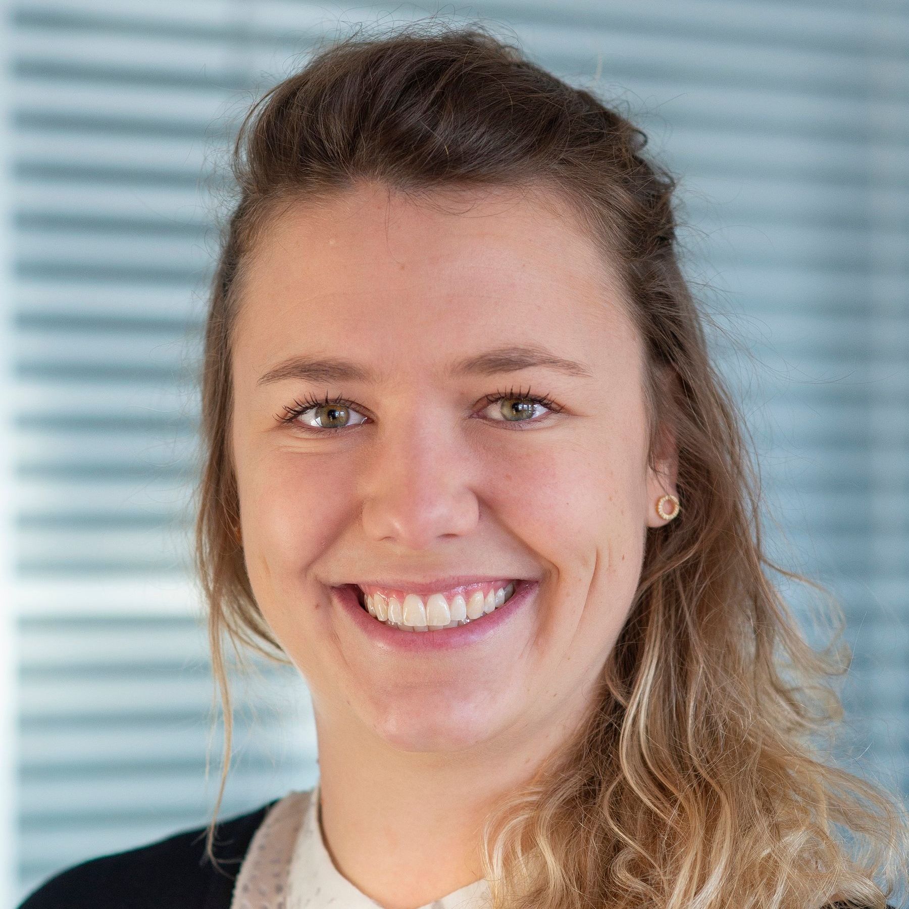 Ihre Ansprechpartnerin: Lena Ulsenheimer Ihre Ansprechpartnerin: Lena Ulsenheimer